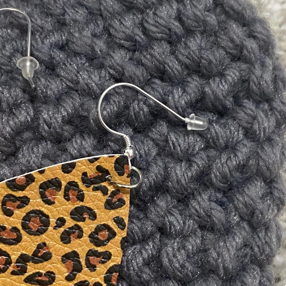 HP 7/27/21!! Leopard Print Tear Drop Earrings - Picture 3 of 5